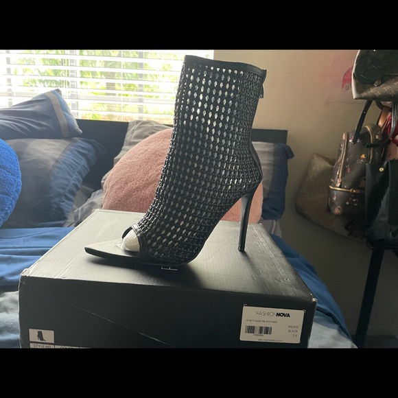 Beautiful black booties super stylish and comfy - Picture 3 of 4